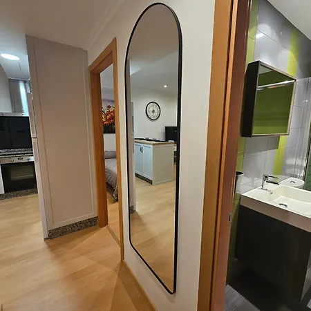 Edificio Habitat En A 50 Metros De Silgar Con Parking アパート サンシェンショ